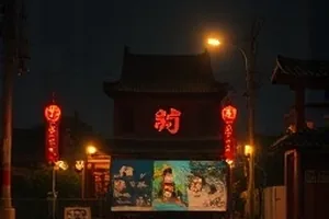 蘑菇直播热门直播间主视觉，主播在补光灯前与观众实时互动