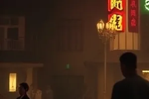 声乐练习生直播画面，学员站在钢琴旁练声